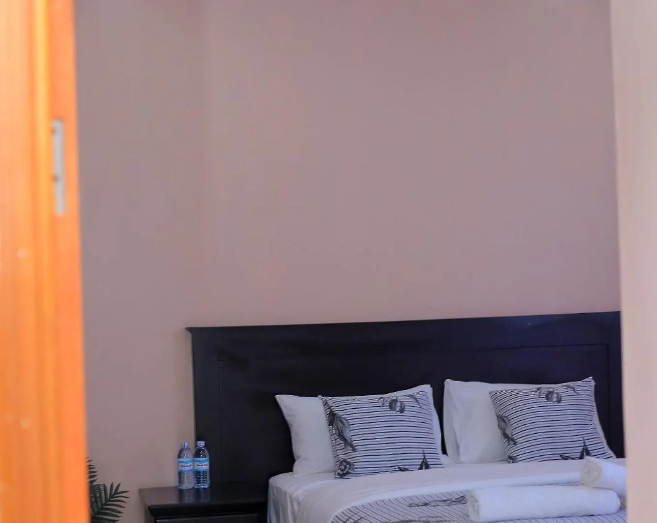 Dreamy Den Suites Kiwatule Kampala 0*,  Uganda