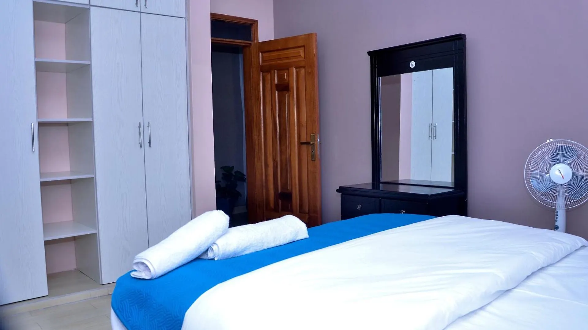 Dreamy Den Suites Kiwatule Kampala Apartmán